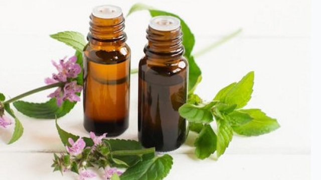 Пърхотът е досадно кожно състояние което засяга милиони хора Причинява