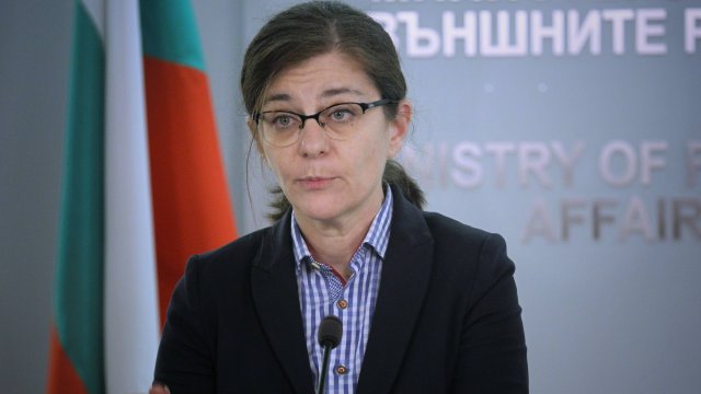 Формално няма как някой друг да провежда външната политика извън