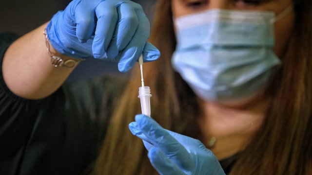 Пореден ден с близо 10 000 нови случая на заразени