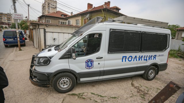 Двама души са задържани за смъртта на мъж който беше