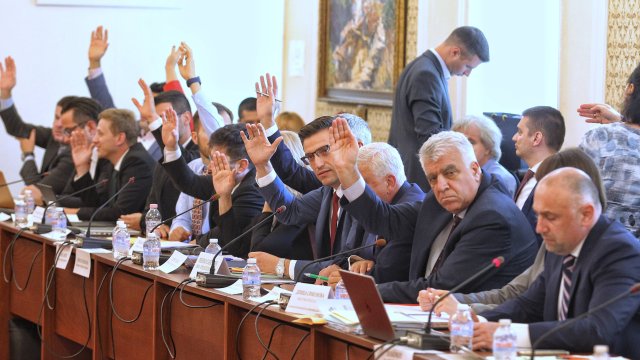 Комисията по бюджет и финанси към Народното събрание одобри два