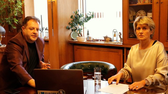 Министърът на младежта и спорта Весела Лечева и председателят на