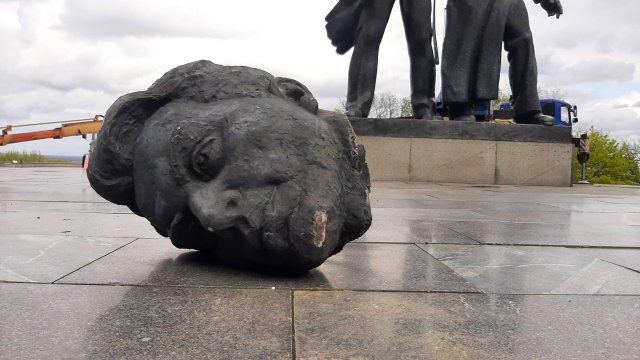 Един по един си отиват: Над 4000 съветски паметника в Европа са демонтирани