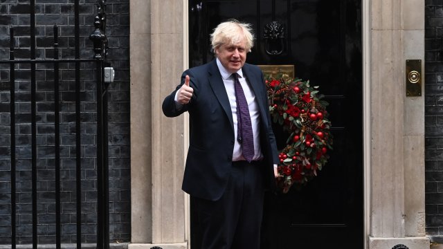 Британският премиер Борис Джонсън не планира да направи ваксинацията срещу