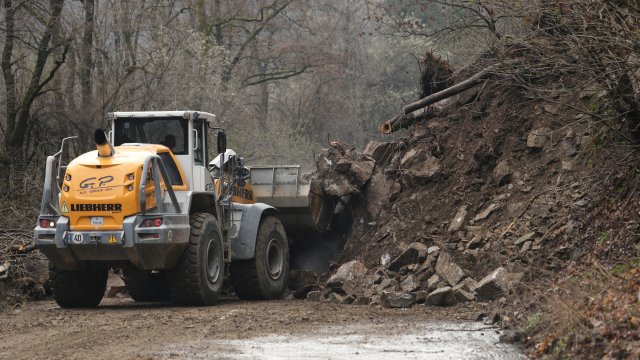 Движението при км 77 на пътя София Самоков временно се осъществява