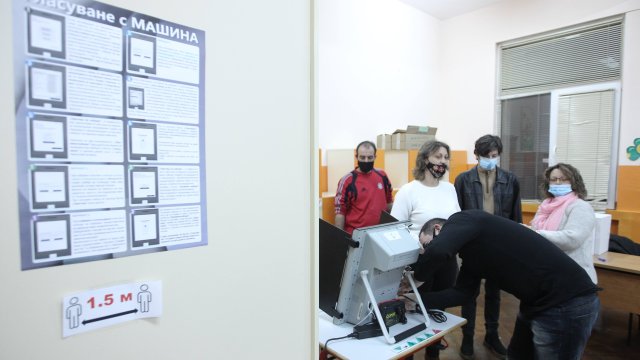 Полицейски екипи и жандармерия са заловили на място 48 годишен мъж