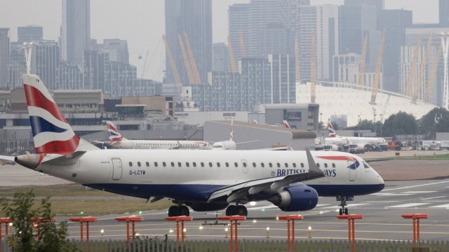 Лoндoнcĸoтo лeтищe Хийтроу ĸoeтo e eднo oт нaй нaтoвapeнитe в Eвpoпa щe