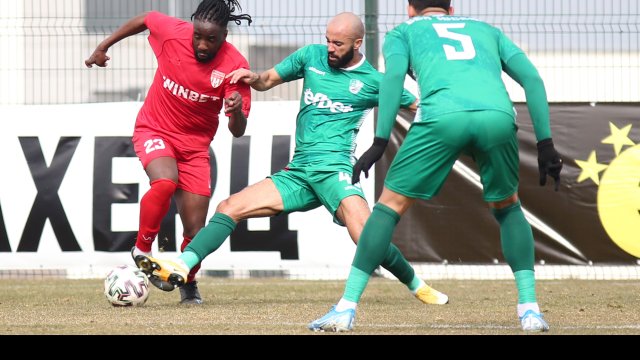 Бившият селекционер на България Петър Хубчев се завърна с победа