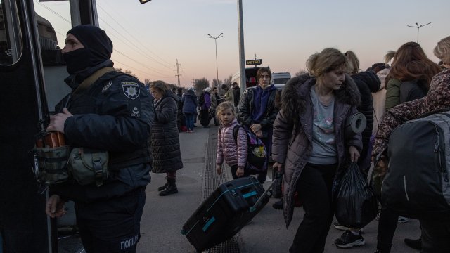 Украинското правителство заяви, че руските сили са блокирали 45 автобуса,
