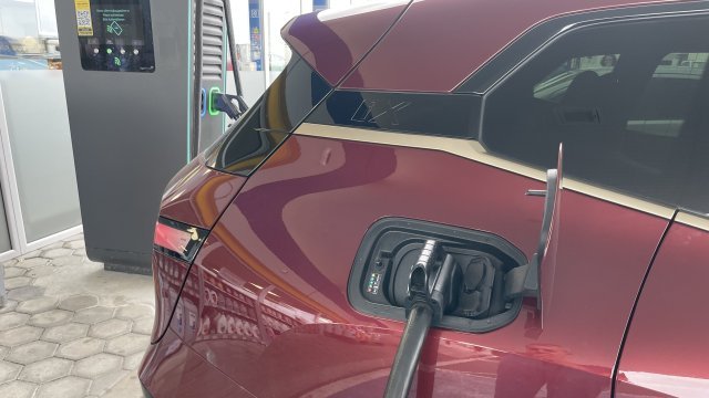 Най малко една станция за зареждане на електромобили на всеки 60 километра главни