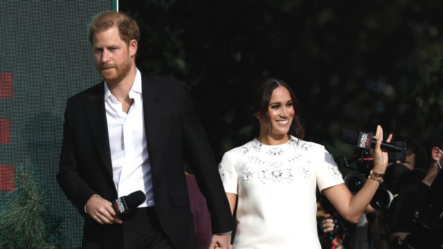 Меган и Хари учиха афганистанчета на английски, пеейки любима песен на Арчи