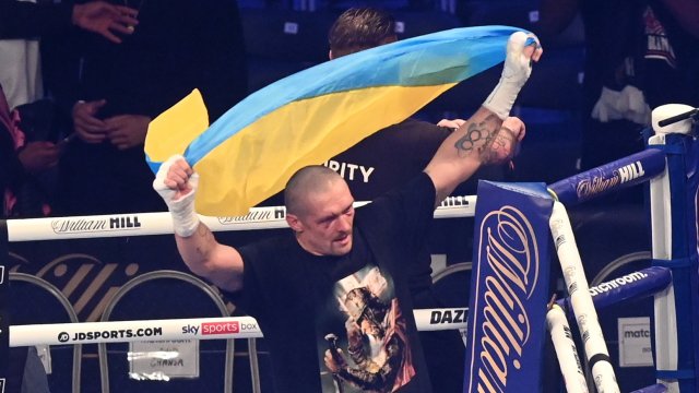 Украинският боксьор АлександърУсик се съгласи да напусне Украйна въпреки действащото