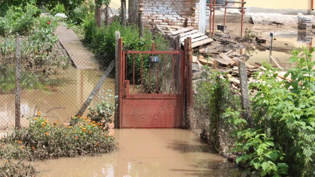 Над 50 човека са били евакуирани от домовете си през