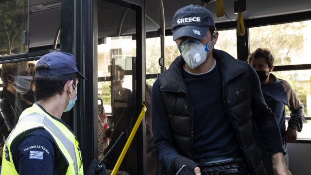 Маските стават отново задължителни в превозните средства в Гърция до