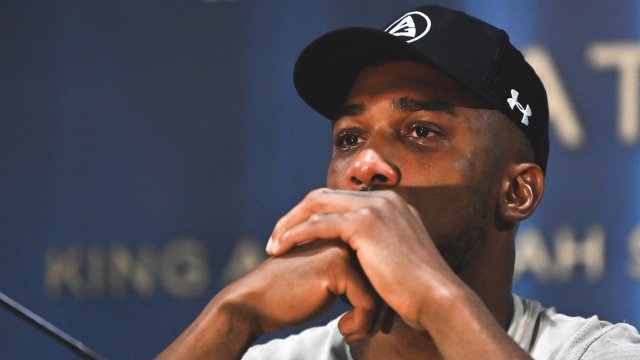 До емоционални крайности стигна британецът Антъни Джошуа след като загуби