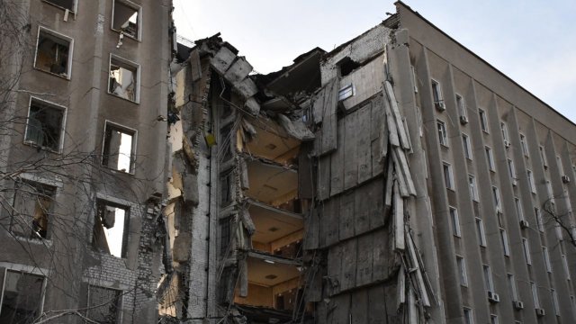 Най малко 12 души бяха ранени при обстрел тази нощ на