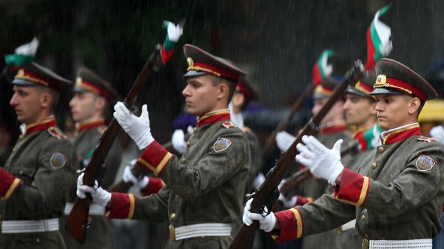 Българската армия е в постоянна бойна готовност Това заяви служебният