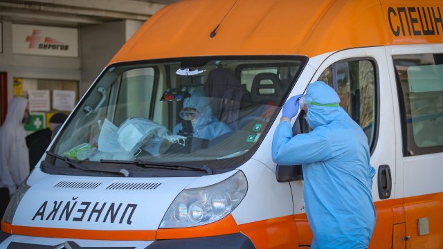 Ковид картината у нас ден преди да бъде премахнато задължителното