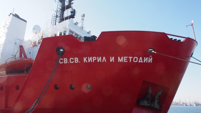 Българският научноизследователски кораб Св св Кирил и Методий   НИК 421  е на