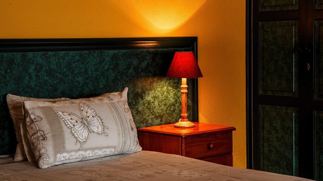 Липсата на осветление в спалнята помага за добрия сън, но