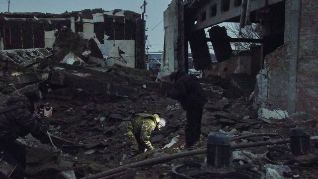 Спасителните екипи извадиха рано тази сутрин тялото на малко дете