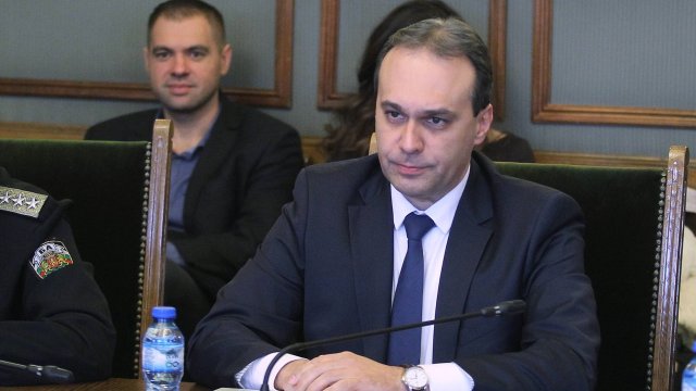 Министърът на отбраната Драгомир Заков е призовал за повече помощ