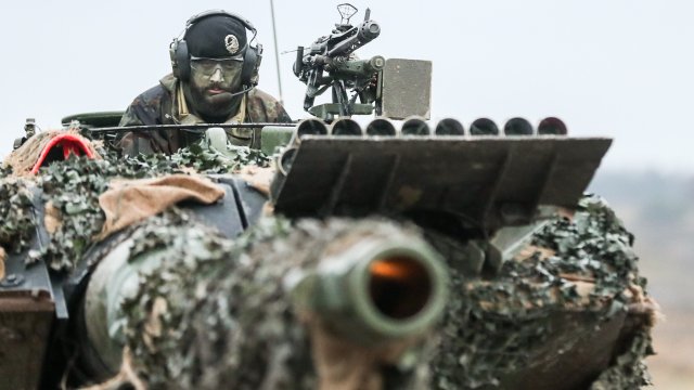 Русия разполага нови танкове-роботи в Източна Украйна в опит да