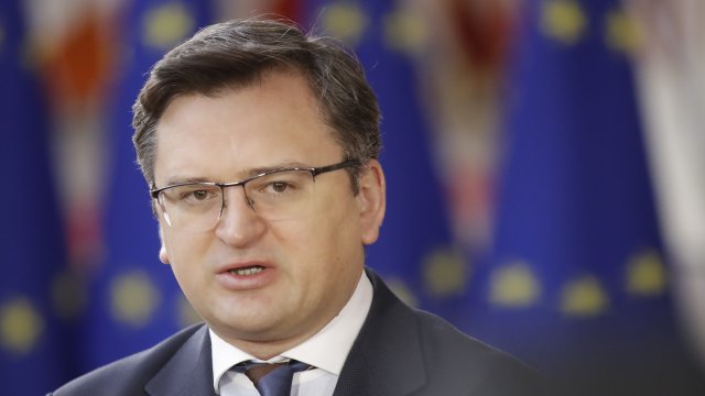 Украинският външен министър Дмитро Кулеба призова в четвъртък членовете на