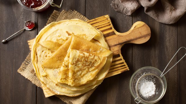 4 големи картофа обелени и настъргани 2 яйца frac12 чаша