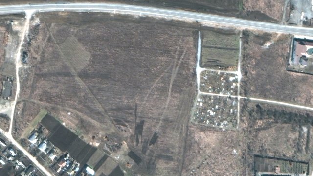Нови спътникови снимки показват нещо което прилича на масови гробове