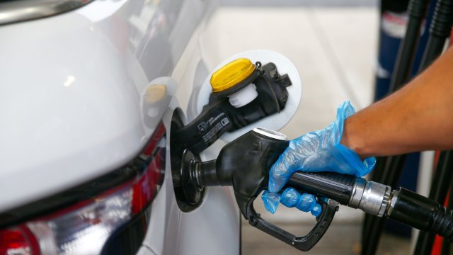 Цената на суровия петрол се изстреля до близо триседмичен връх