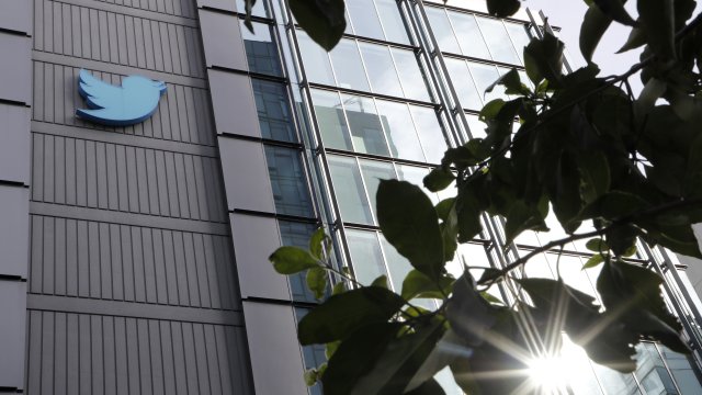 Главният изпълнителен директор на Twitter Илън Мъск стартира анкета