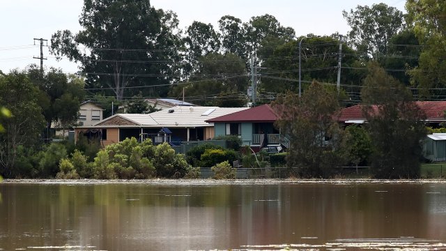 Наводненията в Австралия взеха най малко 12 жертви Дъждовете се насочват