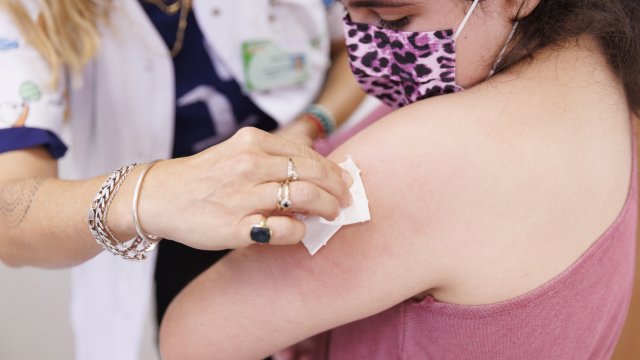Комисията по обществено здраве в Испания разреши ваксинирането срещу Ковид 19
