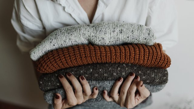 Прилепналите стилове оголващи кожата заедно с ярки аксесоари и забавни