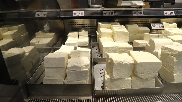 Сиренето поскъпна със 7 4 за седмица и на едро вече