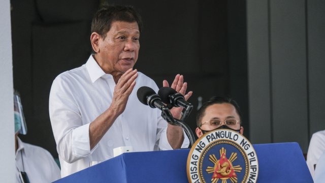 Филипинският президент Родриго Дутерте предупреди че хора които не са
