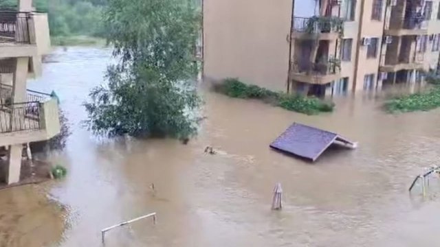 Усложнена обстановка в Царево: Вали вече 10 часа, срутил се е мост в квартал 