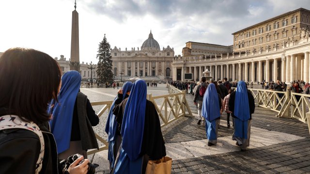 Десетки хиляди хора се поклониха пред тленните останки на папа