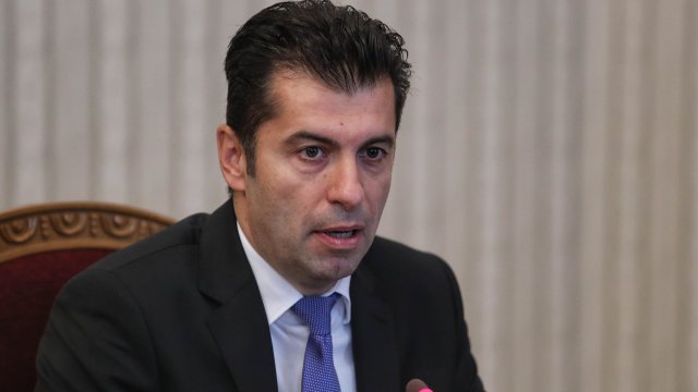 Безумна е реакцията на Борисов че иска оставката на Румен