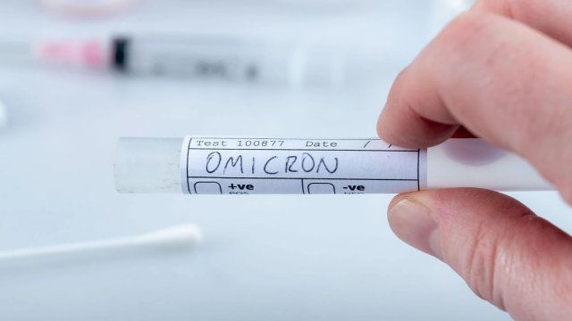 Осигуряват ли съществуващите ваксини надеждна защита срещу новия вариант Омикрон