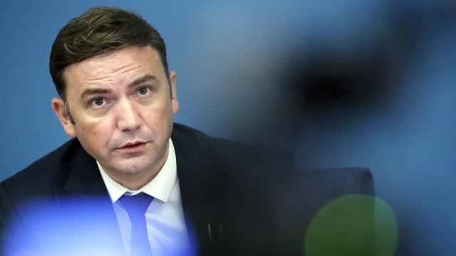 Македонският външен министър Буяр Османи призова страната да направи нужните