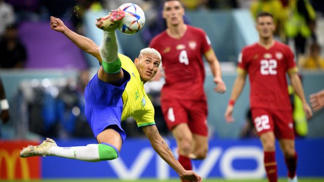 Бразилия се поизмъчи, но тресна с 2:0 Сърбия в сблъсък