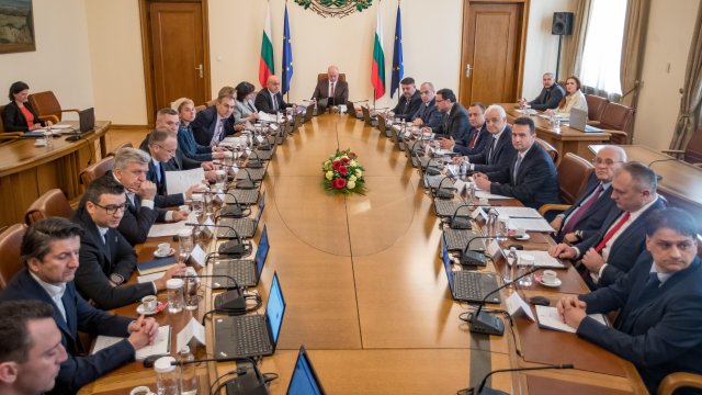 Докога ще издържи правителството?