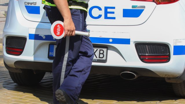 Разкриха двама участници в измамна схема при съвместна операция на