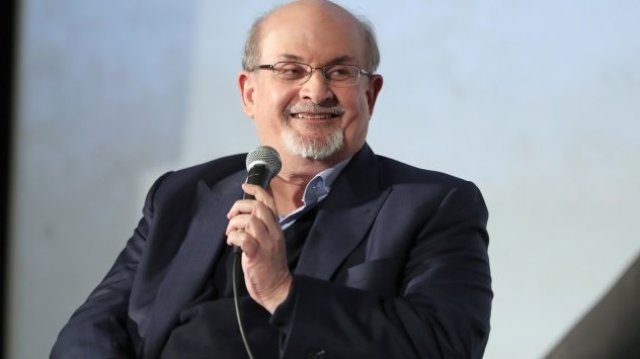 Мъжът обвинен че е намушкал с нож сър Салман Рушди