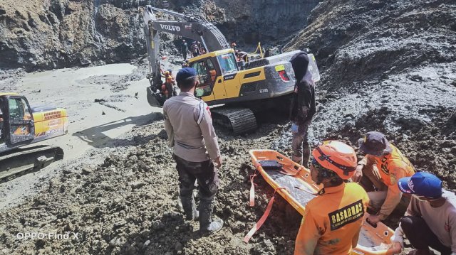 Дванадесет жени работещи в нелегална златна мина в индонезийската провинция