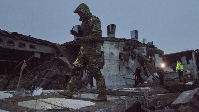 Десетки цивилни са в неизвестност след като руска ракета удари