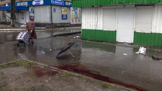 Снаряд удари детска площадка в Харков. Двама души са загинали.