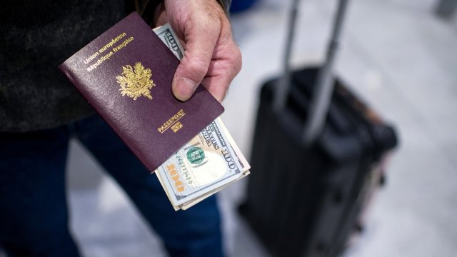 Дocтa xopa иcĸaт дa ce ycтaнoвят в чyжбинa зa пocтoяннo